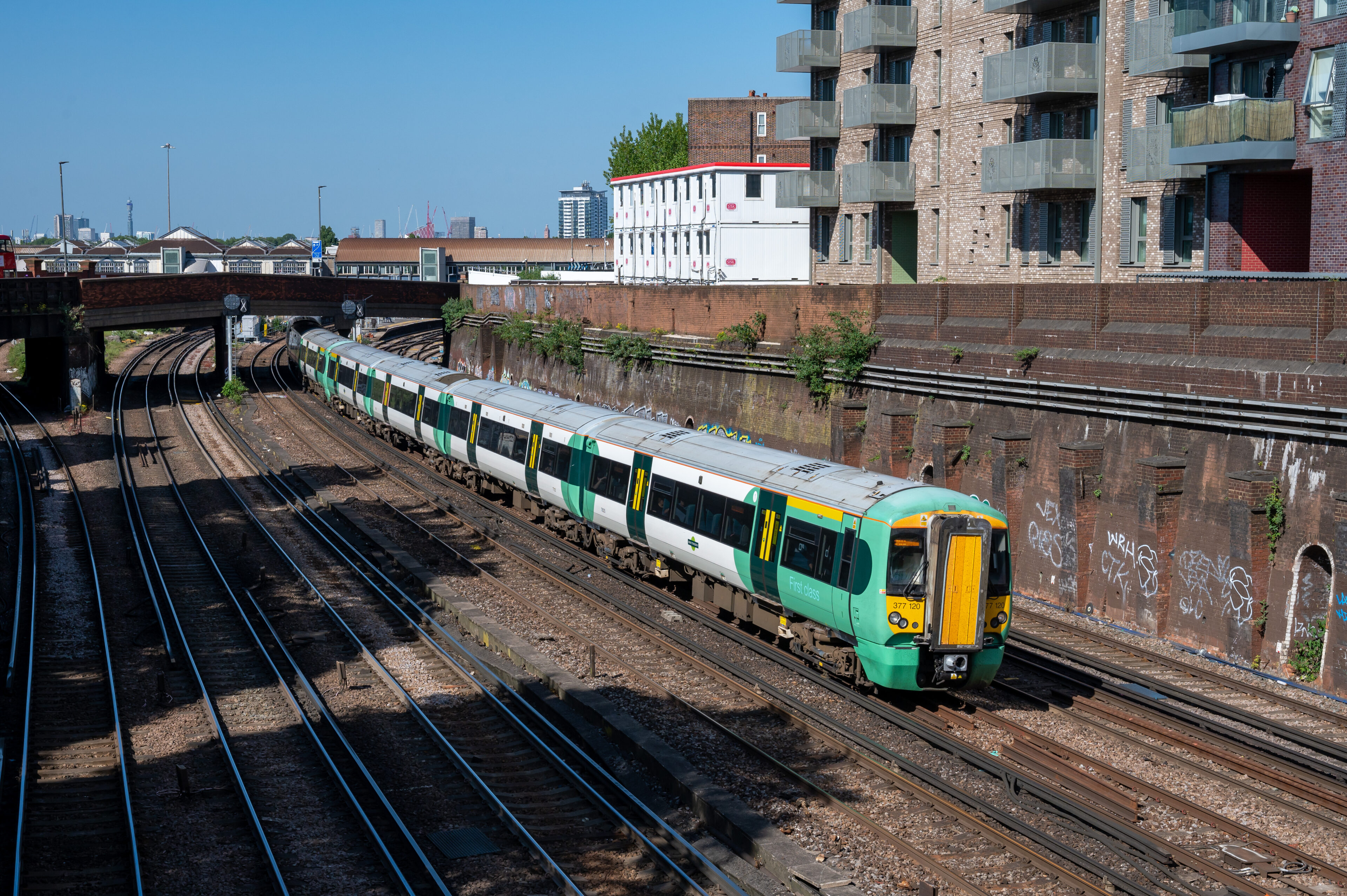 377120 Clapham Junction